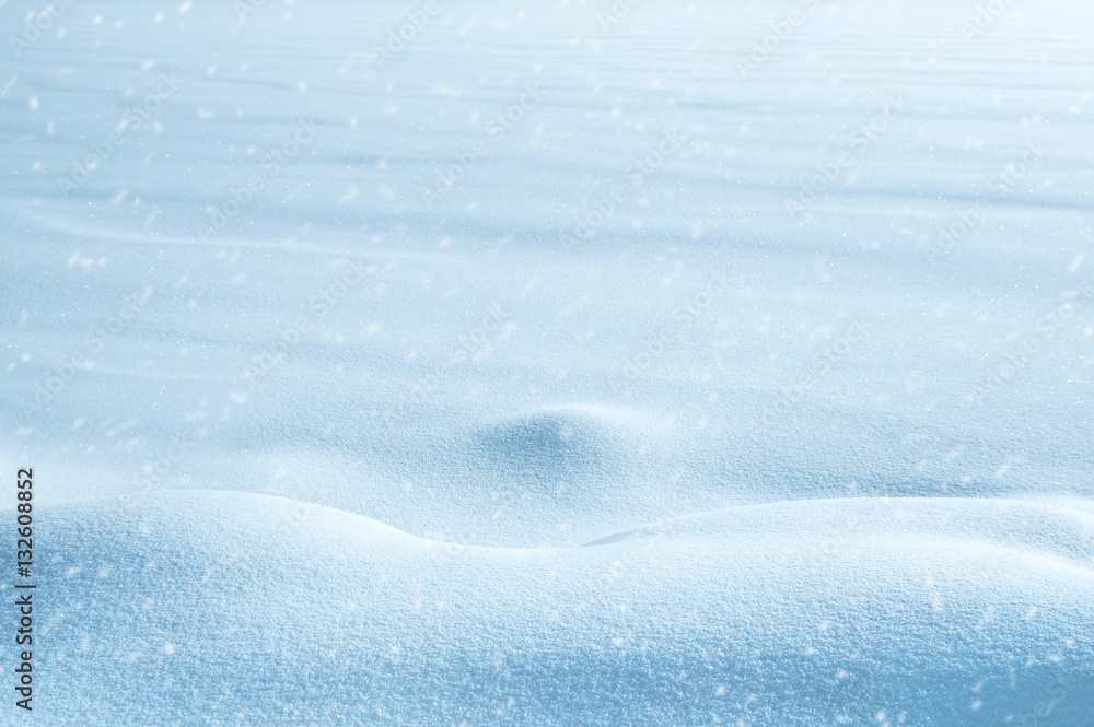 Obraz premium Natural winter background with snow drifts and falling snow