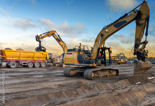 actions sur le chantier à l'aube