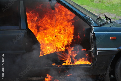 Płonący fragment samochodu