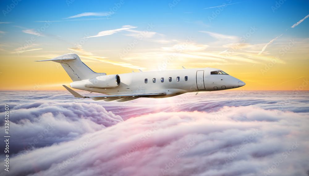 Obraz premium Prywatny odrzutowiec latający nad chmurami