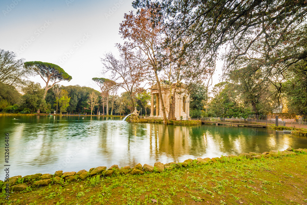 Fototapeta premium lake with roman building in park