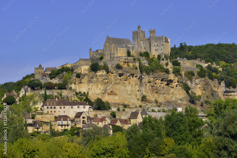 Gros plan sur Beynac-et-Cazenac ( 24220) avec son château, département de la Dordogne en région Nouvelle-Aquitaine, France