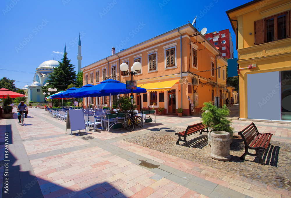 Obraz premium Rue piétonne près de la grande mosquée de Shkodër, Albanie