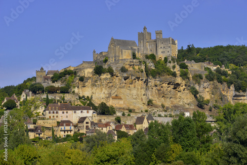 Gros plan sur Beynac-et-Cazenac   24220  avec son ch  teau  d  partement de la Dordogne en r  gion Nouvelle-Aquitaine  France