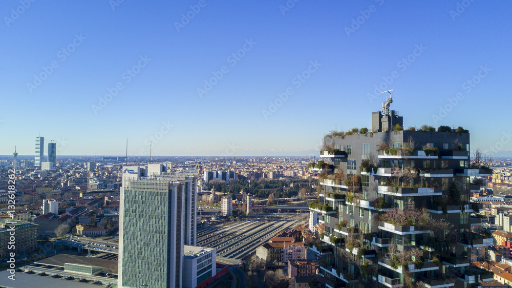 Vista aerea di Milano a 360 gradi. Palazzi abitazioni tetti e grattacieli del nuovo skyline milanese. Quartiere Isola. Lombardia. Italia