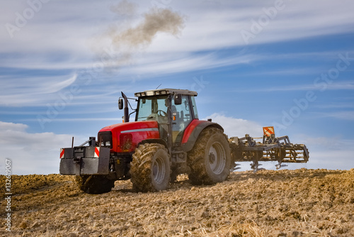 Ackerbau - Traktor mit Grubber beim Einarbeiten von G  lle