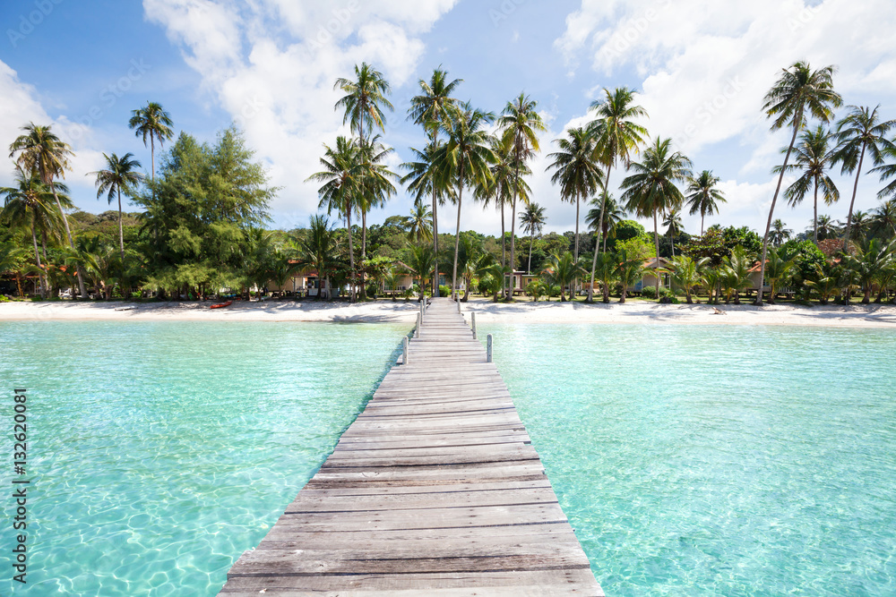 Naklejka premium rajska plaża z turkusową wodą, drewnianym molo i tropikalnymi palmami, letnie wakacje w Tajlandii, Koh Kood