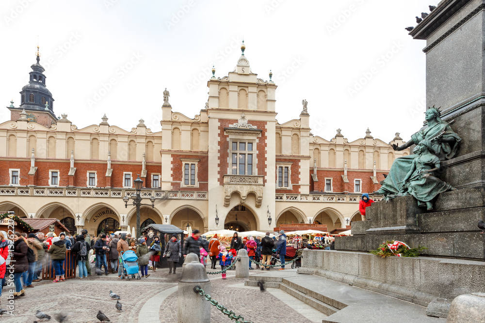 Obraz premium Fair in KRAKOW. Main Market Square and Sukiennice in the evening.