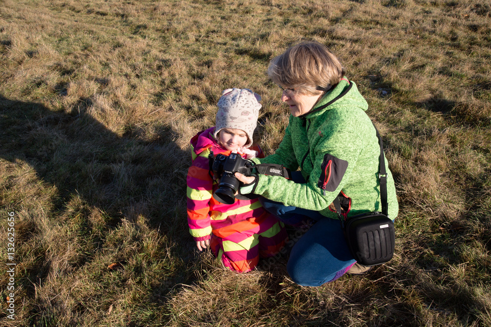 Kleines Kind, Mädchen mit Oma Fotografie; Little child, girl with ...