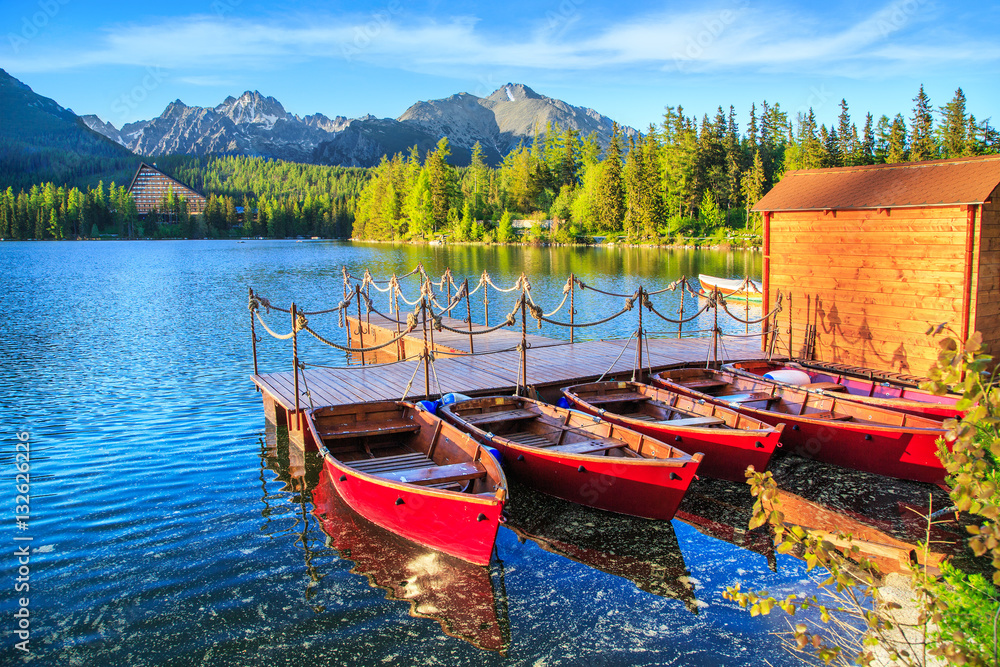 Φωτογραφία Mountain lake Strbske pleso in National Park High Tatra, Slovakia, Europe