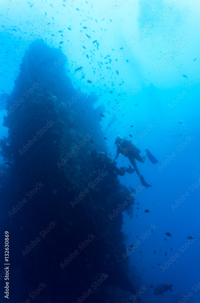 Fototapeta premium Nurkowie na wraku