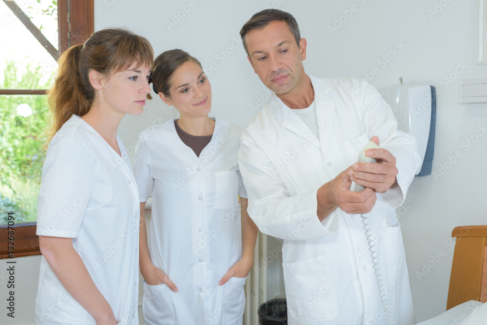 Obraz premium Doctor teaching student nurses