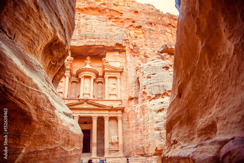 Fotografía entrance to the ancient city of Petra. Jordan, Wadi Rum