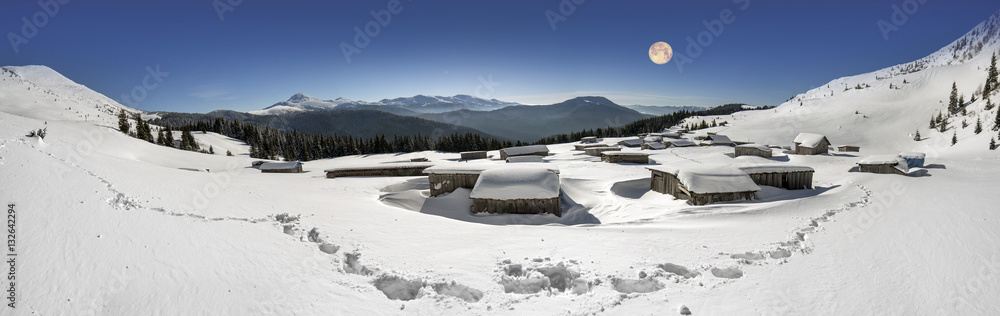 Obraz premium Snow-covered houses in the Carpathians