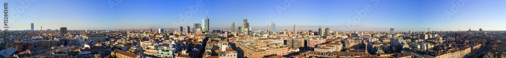 Vista aerea di Milano a 360 gradi. Palazzi abitazioni tetti e grattacieli del nuovo skyline milanese. Quartiere di Brera. Lombardia. Italia