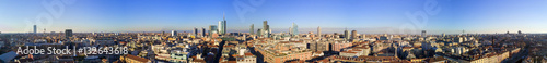 Vista aerea di Milano a 360 gradi. Palazzi abitazioni tetti e grattacieli del nuovo skyline milanese. Quartiere di Brera. Lombardia. Italia