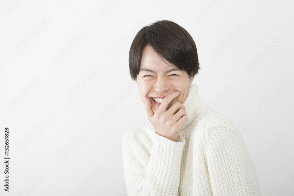 若い男性 笑う カメラ目線 白いセータ 白バック 若い男性 笑う カメラ目線 白いセータ 白バック