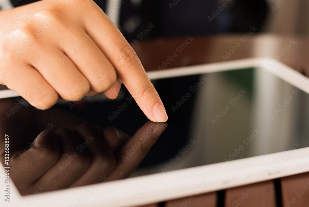 Obraz premium holding digital tablet