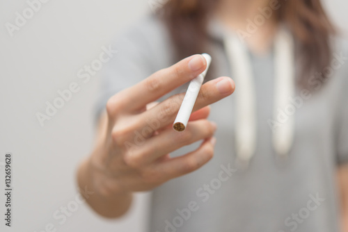 タバコと女性 photo