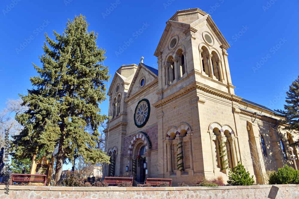 Naklejka premium Katedra Świętego Franciszka znana również jako Bazylika Katedralna św. Franciszka z Asyżu Santa Fe w Nowym Meksyku