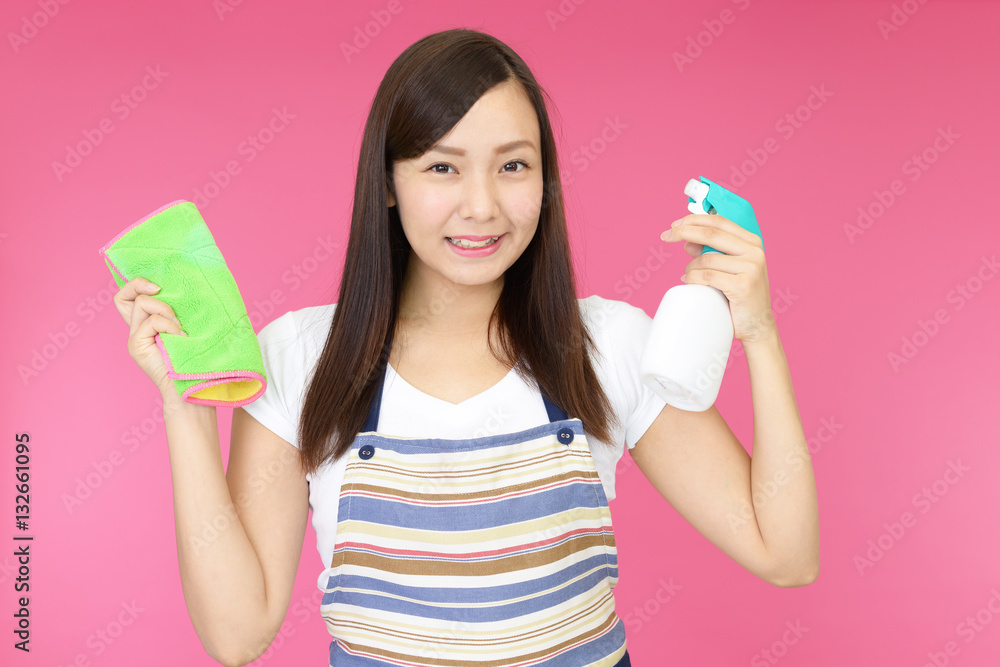 お掃除をする女性 お掃除をする女性