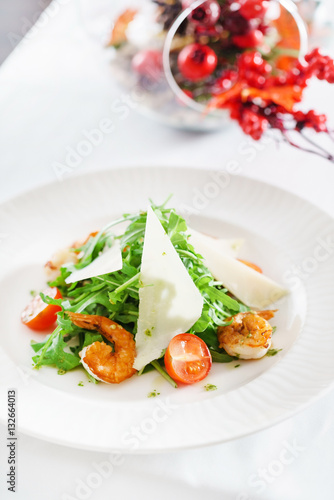 salad with shrimps and arugula