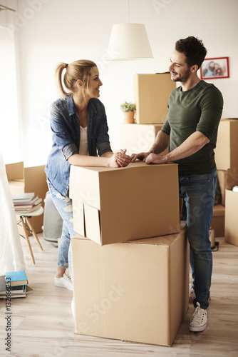Talking couple during moving house © gpointstudio