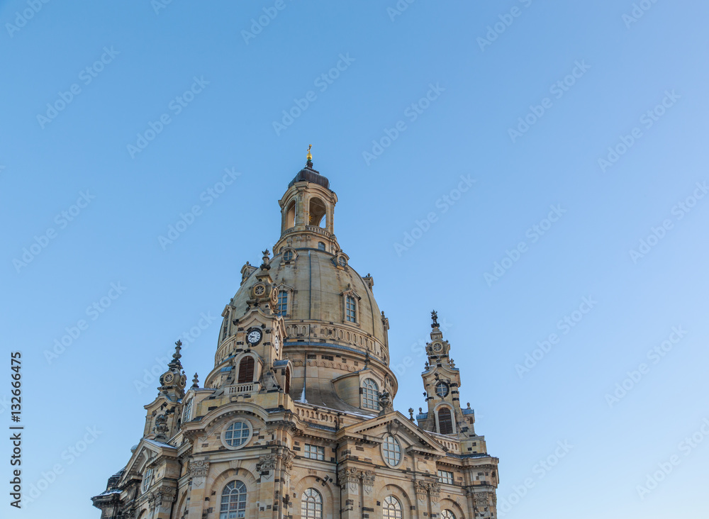 Die Kuppel der Frauenkirche vor klarem Himmel