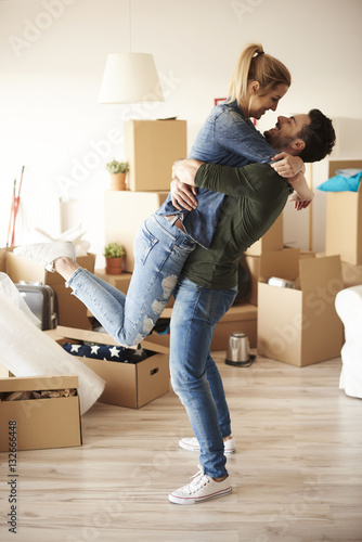 Konstfotografi Lucky couple embracing in new house