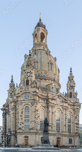Frauenkirche mit Martin Luther Statue im Vordergrund