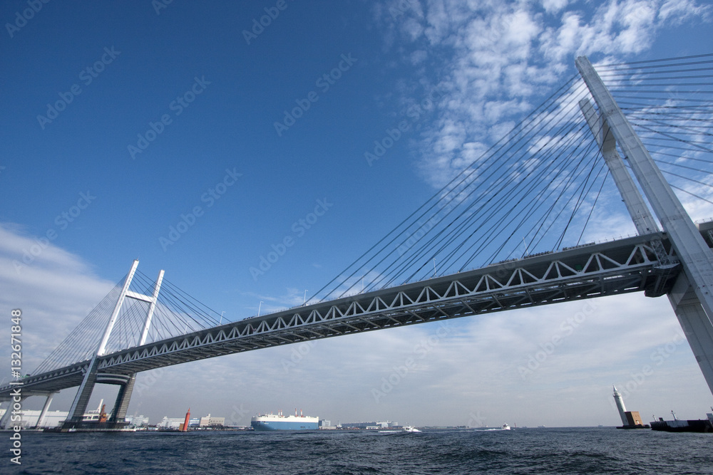 Obraz premium 横浜ベイブリッジを海上から見上げる