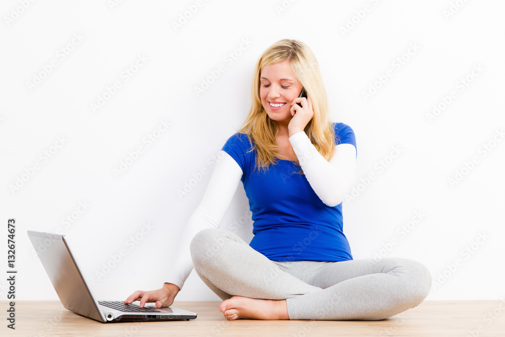 Fototapeta premium junge frau bestellt online