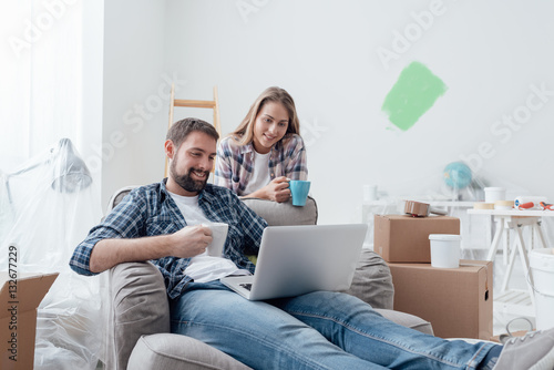 Εκτύπωση καμβά Couple relaxing during home renovation