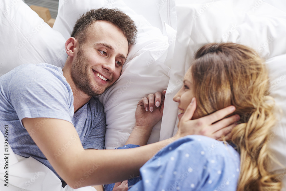 Fototapeta premium Side view of affectionate couple