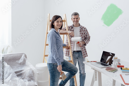 Fotografie Couple painting their house