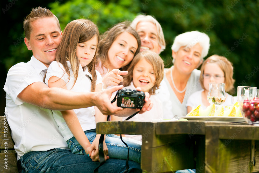 Obraz premium Big Family Posing For A Group Shot