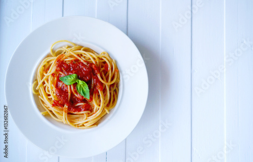 паста с томатным соусом и базиликом. Спагетти