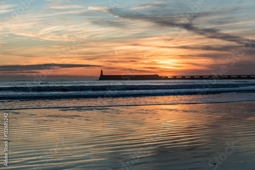 Coucher de soleil sur la grande jet  e de la Chaume  Les Sables d Olonne  France 