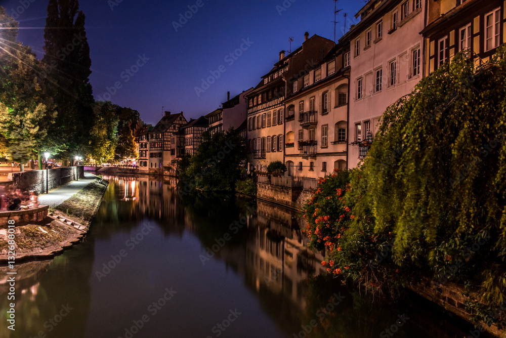 L'Ill et la Petite France de nuit à Strasbourg, France