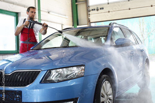 Kundendienst: Fahrzeugpflege im Autohaus durch Arbeiter - Autowäsche © industrieblick