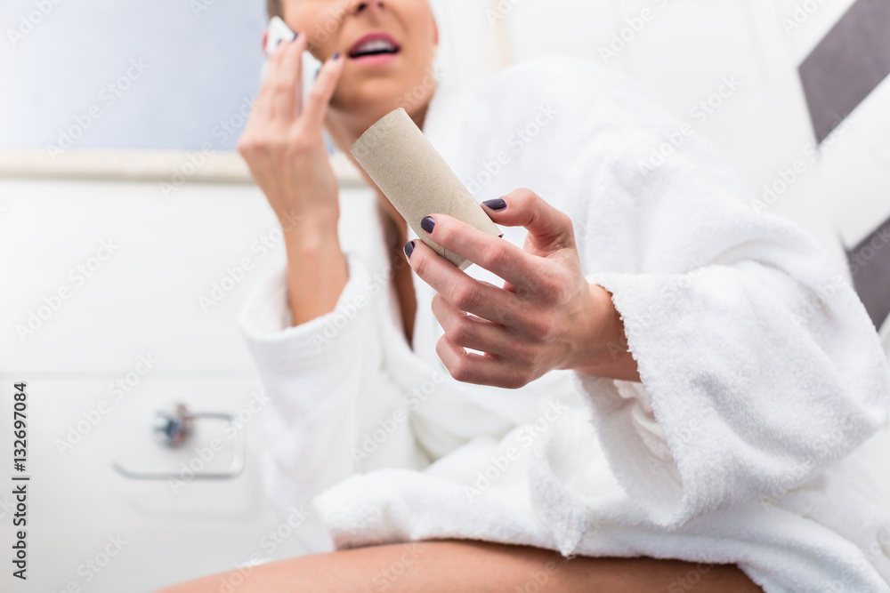 Frau Isst Klopapier Mitten Im Leben Original Frau im Badezimmer auf der Toilette beschwert sich telefonisch über