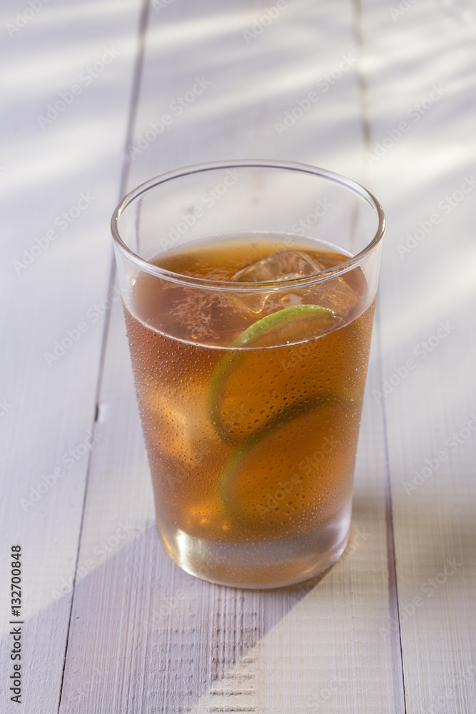 Copo refrescante de chá gelado mate com limão Copo refrescante de chá gelado mate com limão