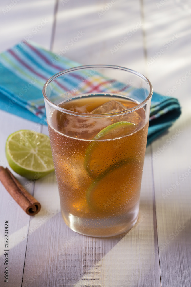 Copo refrescante de chá gelado mate com limão e canela Copo refrescante de chá gelado mate com limão e canela