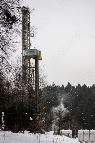 Waldlichtung beherbergt Bohrturm für Fracking photo