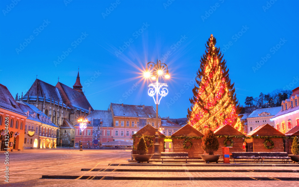 Naklejka premium Beautiful Christmas market scene outdoors in Brasov city, in winter holiday season