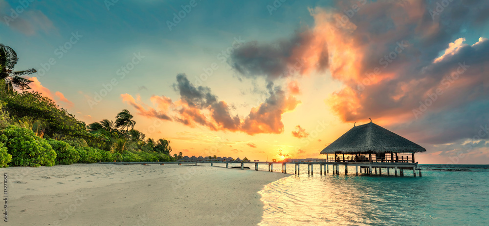 Obraz premium Panorama mała wyspa kurort w Maldives, ocean indyjski