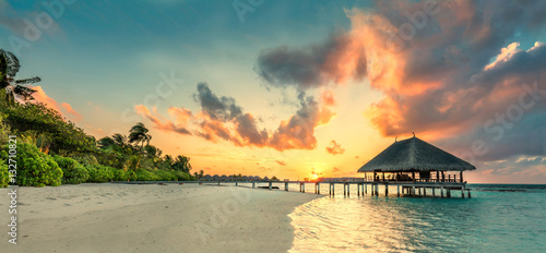 Fototapeta Naklejka Na Ścianę i Meble -  Panorama of small island resort in Maldives, Indian Ocean