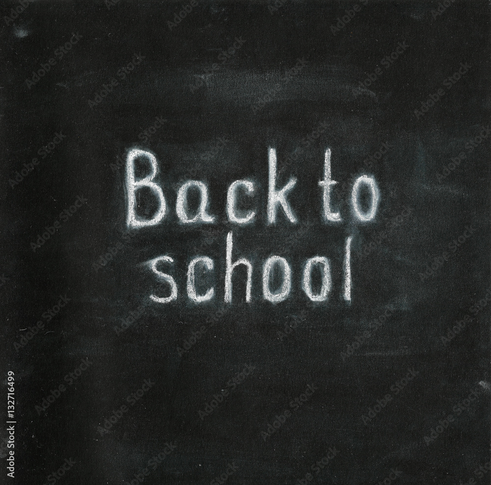 Obraz premium Back to school text on chalkboard