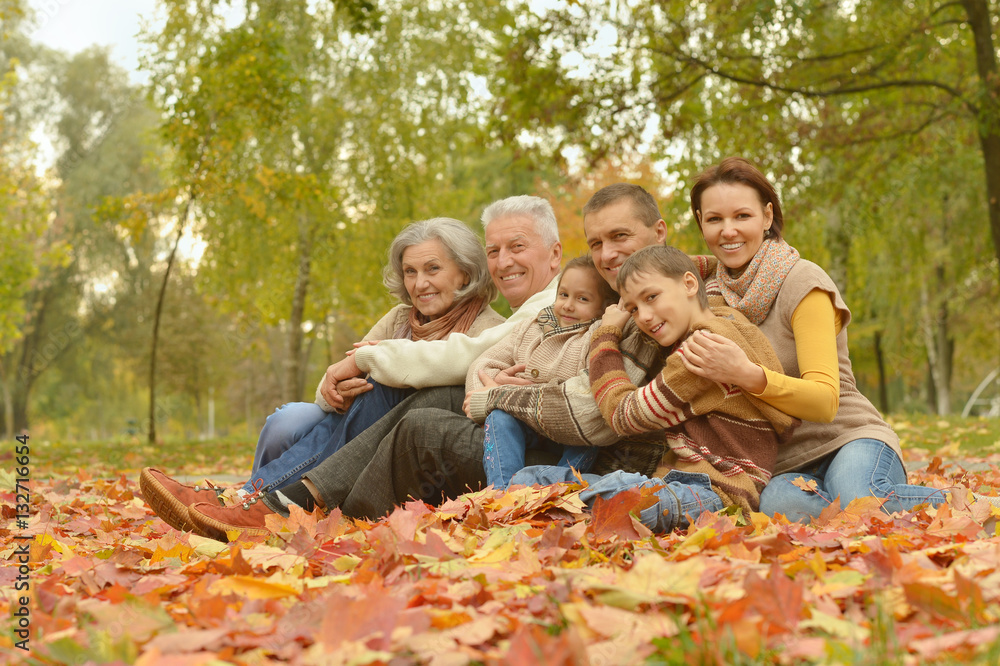 Fototapeta premium Family relaxing in autumn park