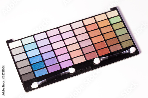 palette de maquillage en poudre et pinceau